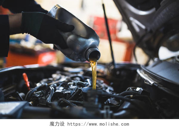 技工做汽车服务和维护机油和燃油滤清器更换